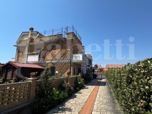 casa indipendente in vendita ad Ardea in zona Colle Romito