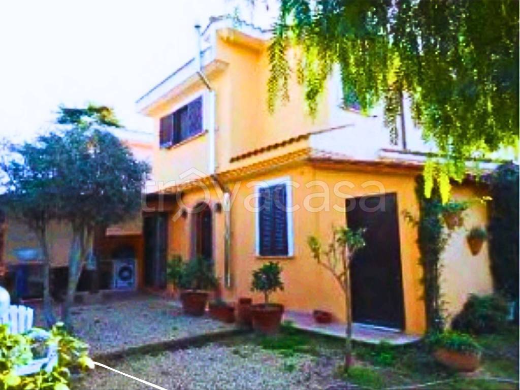 casa indipendente in vendita ad Ardea in zona Colle Romito