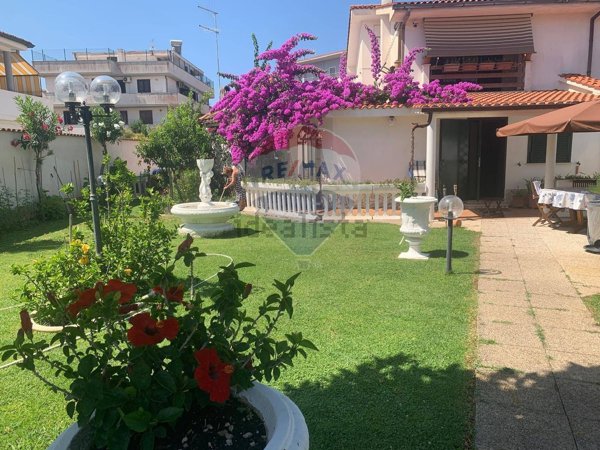 casa indipendente in vendita ad Ardea in zona Marina di Ardea