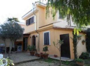 casa indipendente in vendita ad Ardea in zona Colle Romito