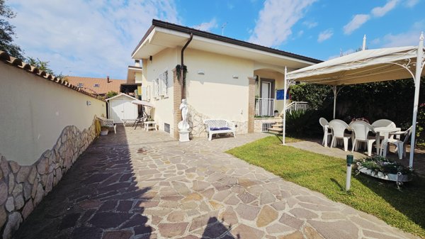 casa indipendente in vendita ad Ardea in zona Nuova Florida