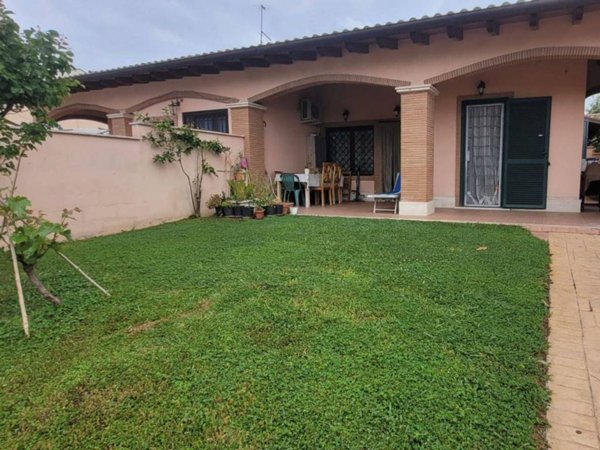 casa indipendente in vendita ad Ardea in zona Nuova California