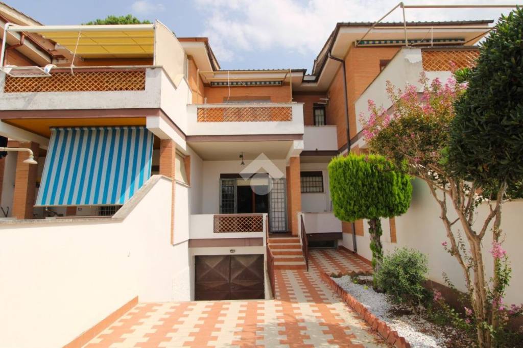 casa indipendente in vendita ad Ardea in zona Lido dei Pini