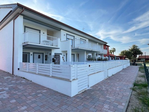 appartamento in vendita ad Ardea in zona Marina di Ardea
