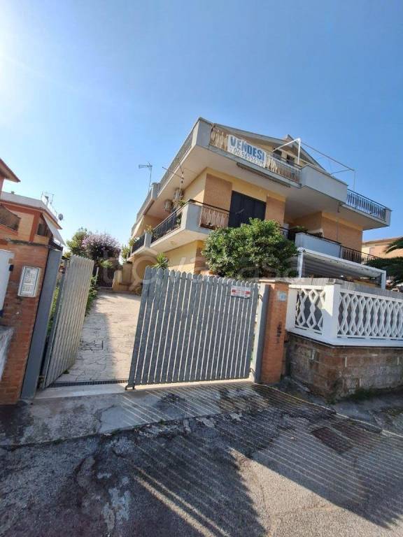 appartamento in vendita ad Ardea in zona Marina di Ardea