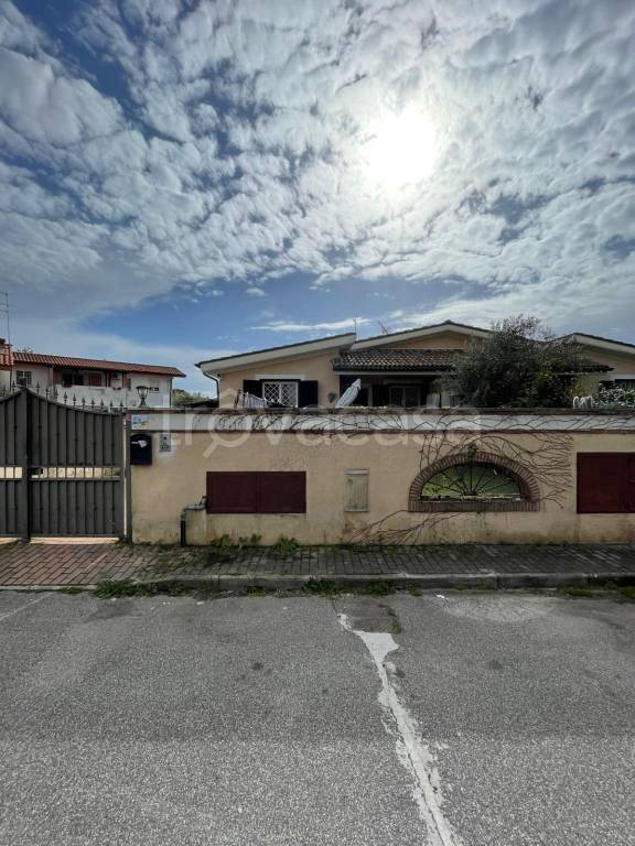 casa indipendente in vendita ad Ardea in zona Marina di Ardea