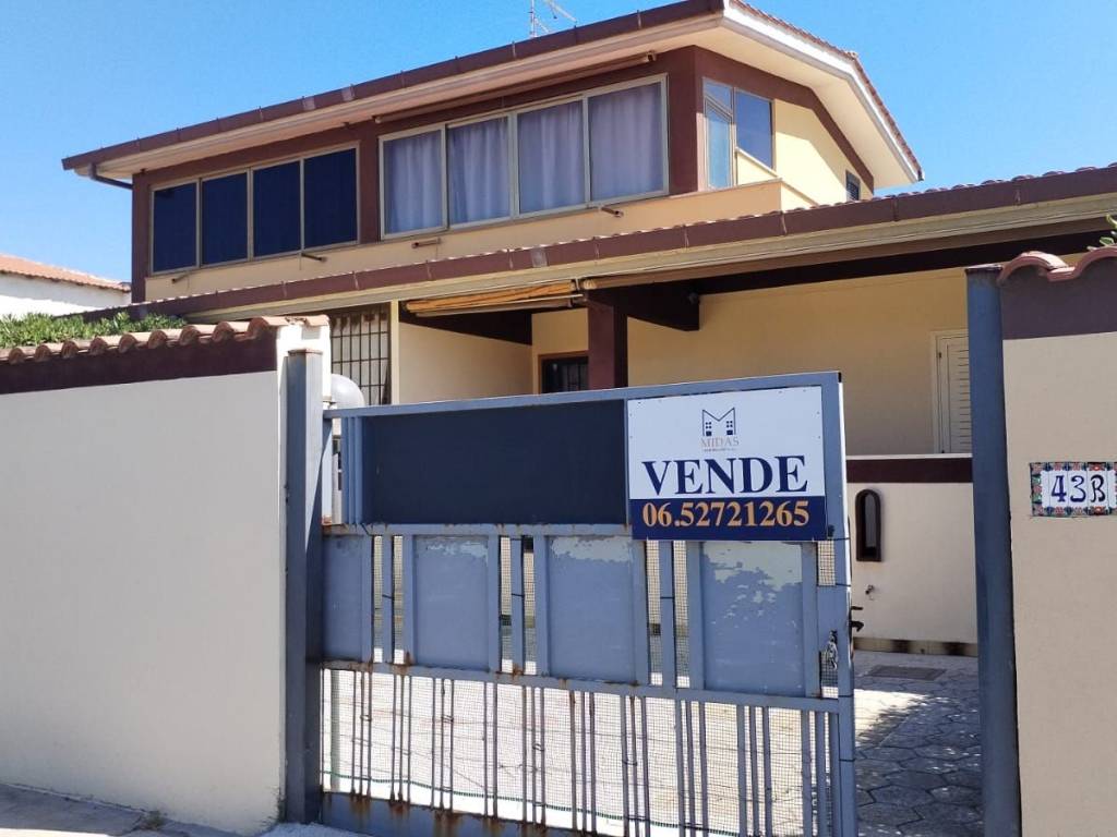 casa indipendente in vendita ad Ardea in zona Marina di Ardea