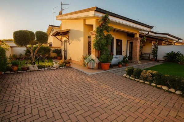 casa indipendente in vendita ad Ardea in zona Lido dei Pini