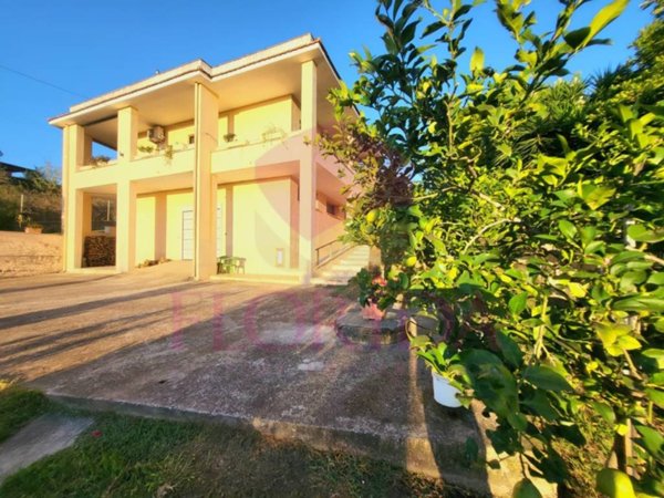 casa indipendente in vendita ad Ardea in zona Castagnetta