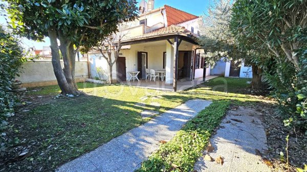 casa indipendente in vendita ad Ardea in zona Nuova California