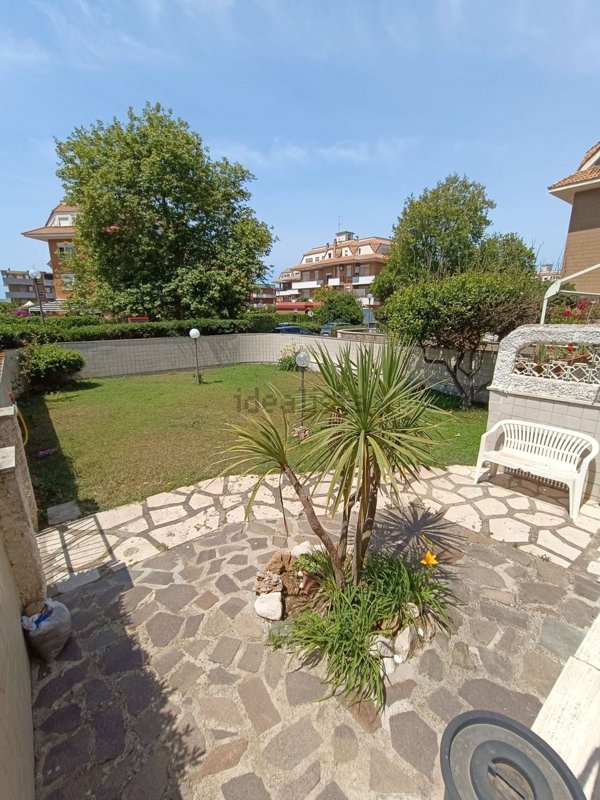 appartamento in vendita ad Ardea in zona Marina di Ardea