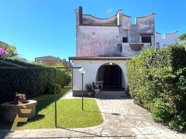 casa indipendente in vendita ad Ardea in zona Lido dei Pini
