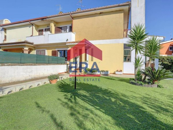 casa indipendente in vendita ad Ardea in zona Marina di Ardea