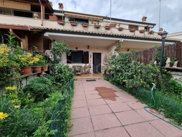 villa in vendita ad Ardea in zona Nuova California