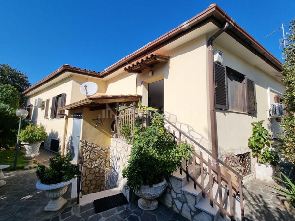 casa indipendente in vendita ad Ardea in zona Marina di Ardea