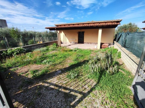 casa indipendente in vendita ad Ardea in zona Castagnetta