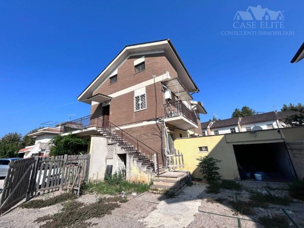 appartamento in vendita ad Ardea in zona Marina di Ardea