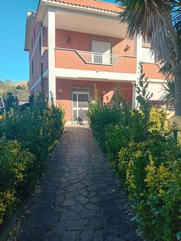 appartamento in vendita ad Ardea in zona Castagnola