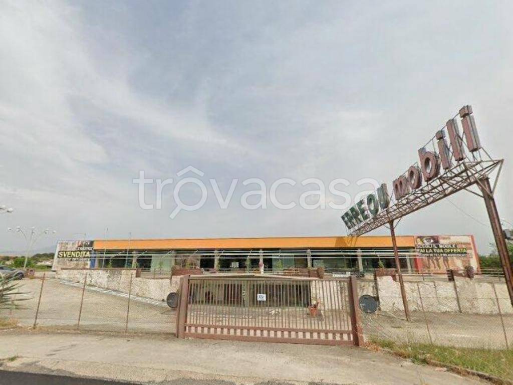 negozio in vendita ad Ardea in zona Castagnetta