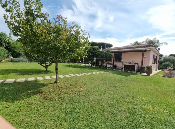 casa indipendente in vendita ad Ardea in zona Colle Romito