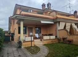 casa indipendente in vendita ad Ardea in zona Colle Romito