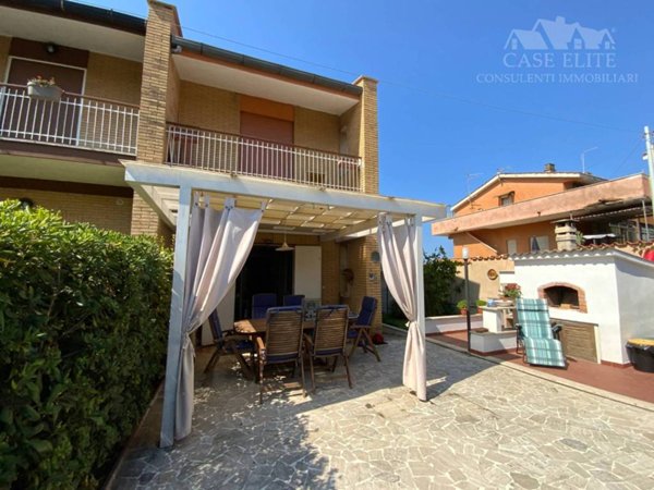 casa indipendente in vendita ad Ardea in zona Marina di Ardea