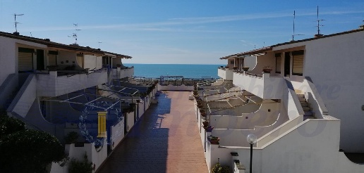 appartamento in vendita ad Ardea in zona Marina di Ardea