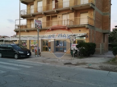 negozio in vendita ad Ardea in zona Marina di Ardea