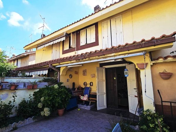 villa in vendita ad Ardea in zona Marina di Ardea