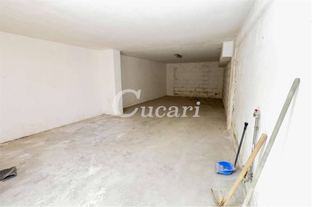 locale di sgombero in vendita ad Ardea