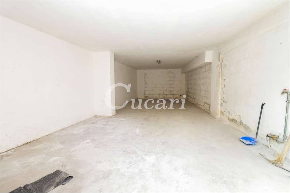 locale di sgombero in vendita ad Ardea