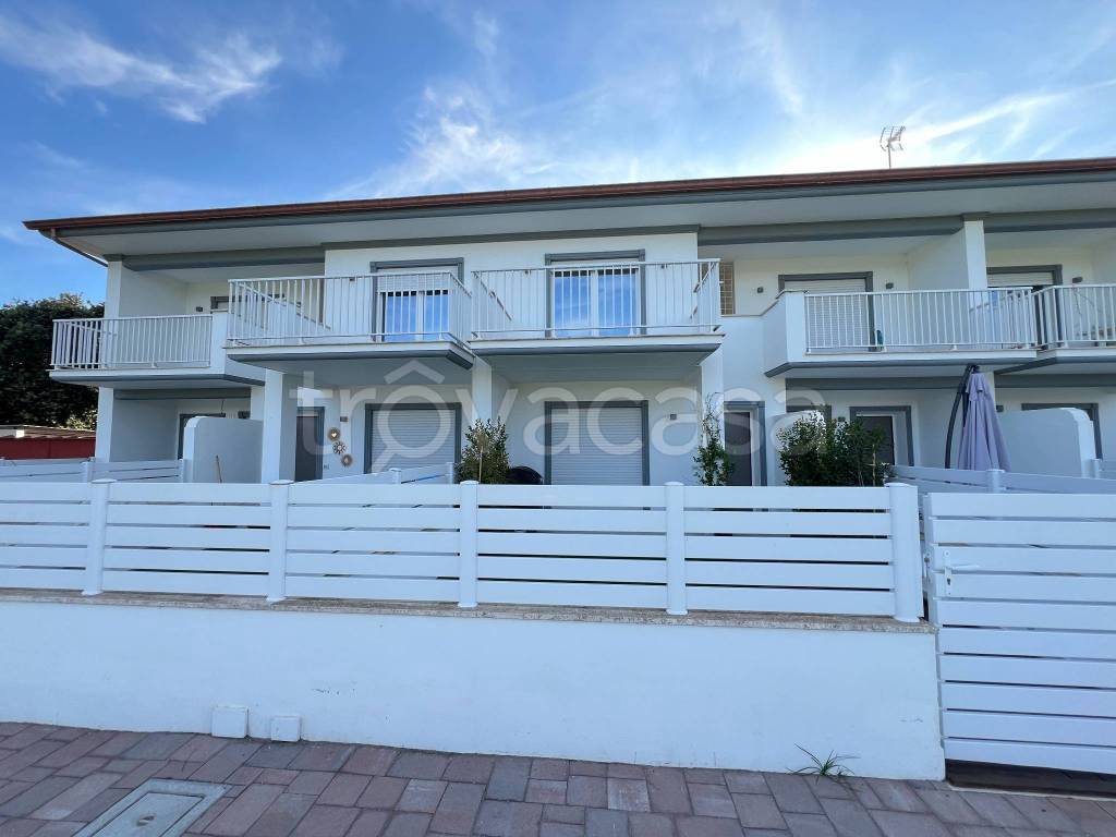 appartamento in vendita ad Ardea in zona Marina di Ardea