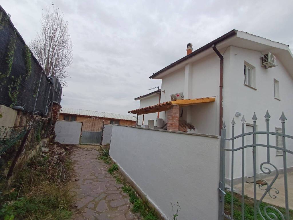casa indipendente in vendita ad Ardea in zona Nuova California