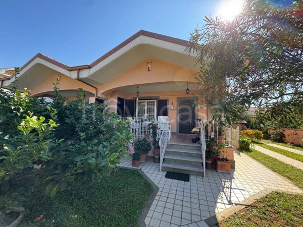 casa indipendente in vendita ad Ardea in zona Colle Romito