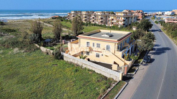 appartamento in vendita ad Ardea in zona Marina di Ardea