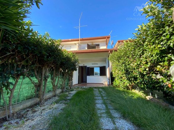 casa indipendente in vendita ad Ardea in zona Marina di Ardea