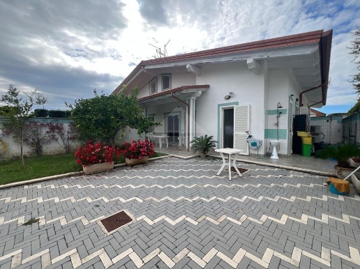 casa indipendente in vendita ad Ardea in zona Marina di Ardea