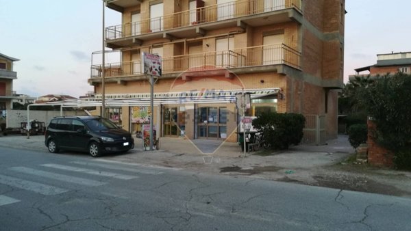 locale commerciale in vendita ad Ardea in zona Marina di Ardea