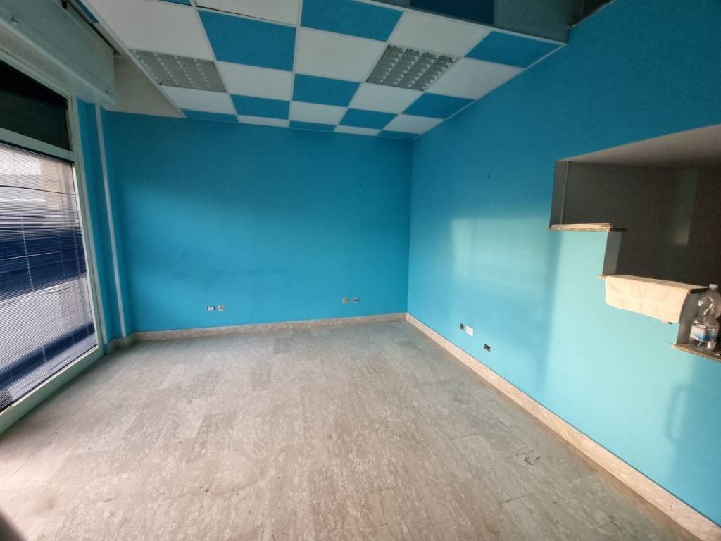 negozio in vendita ad Ardea in zona Marina di Ardea