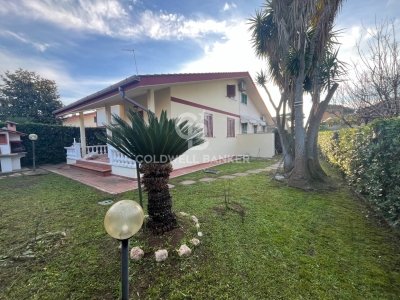 casa indipendente in vendita ad Ardea in zona Lido dei Pini