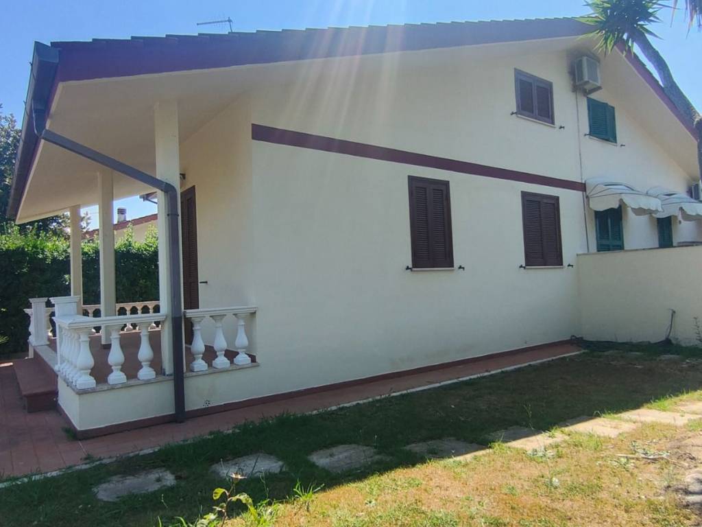 casa indipendente in vendita ad Ardea in zona Lido dei Pini