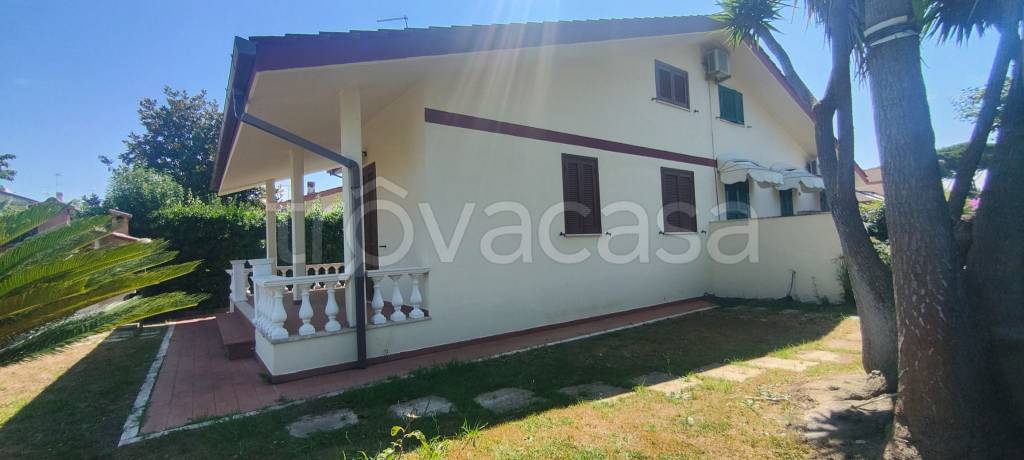 casa indipendente in vendita ad Ardea in zona Lido dei Pini