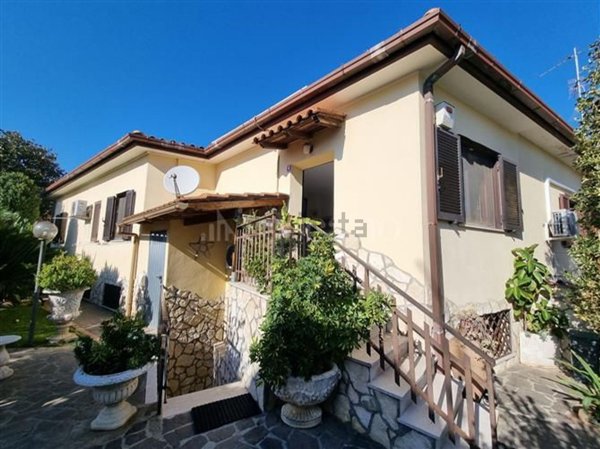 casa indipendente in vendita ad Ardea in zona Marina di Ardea