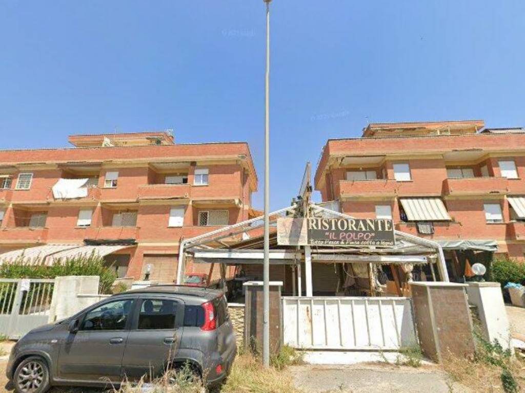 negozio in vendita ad Ardea in zona Marina di Ardea