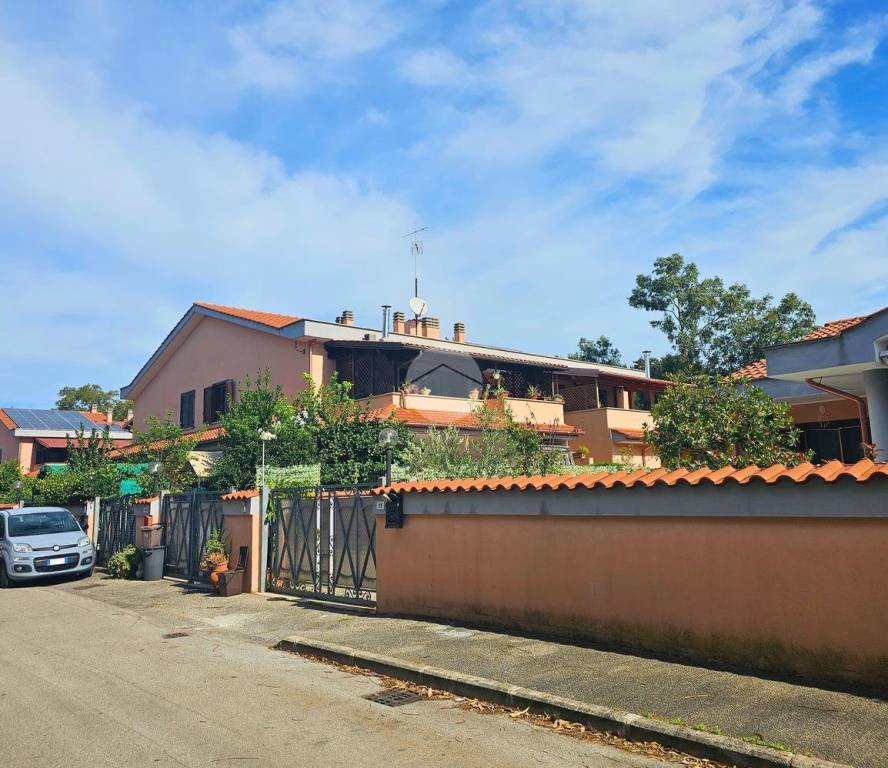 appartamento in vendita ad Ardea in zona Colle Romito