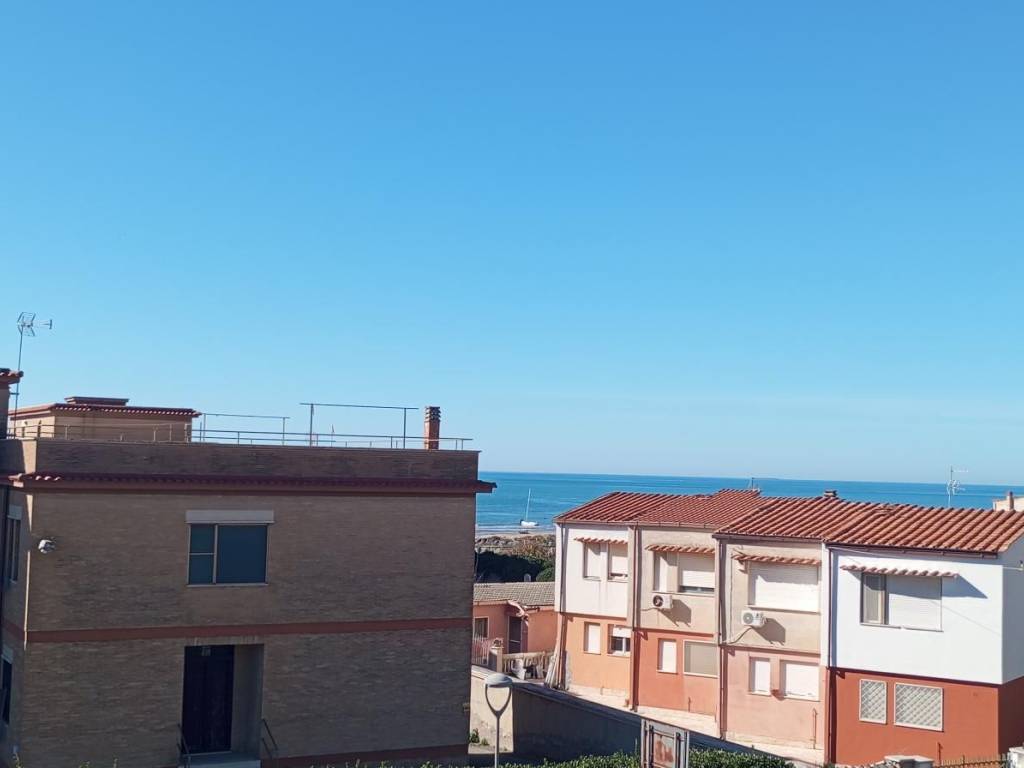 appartamento in vendita ad Ardea in zona Marina di Ardea