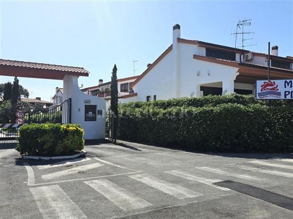 appartamento in vendita ad Ardea in zona Marina di Ardea