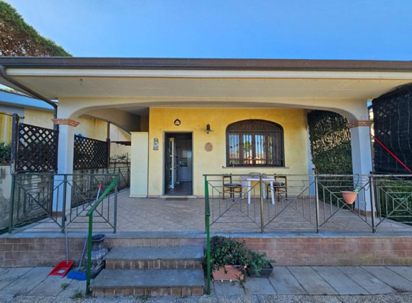 casa indipendente in vendita ad Ardea in zona Lido dei Pini