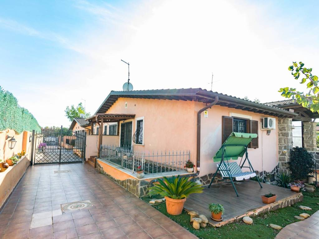 casa indipendente in vendita ad Ardea in zona Colle Romito