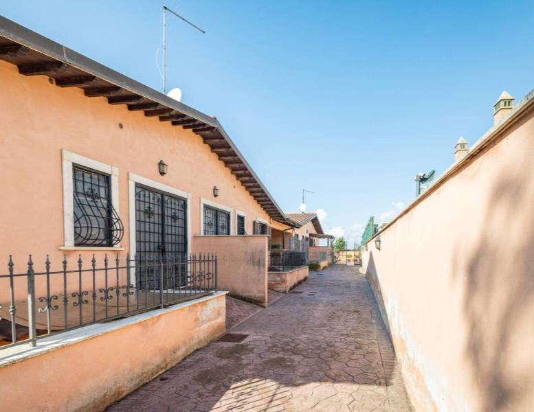 casa indipendente in vendita ad Ardea in zona Colle Romito